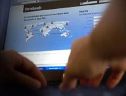 Eşini Facebook’ta bastı! Eşini Facebook’ta bastı!
